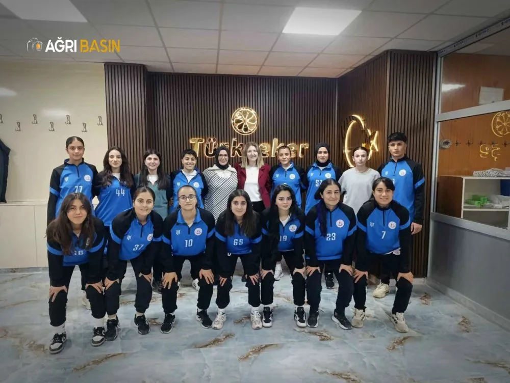 Erdoğan Çifti Ağrı Kadın Futbol Takımıyla bir araya geldi