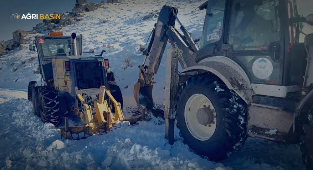 Ağrı’da greyder uçurumun kenarında güçlükle durdu