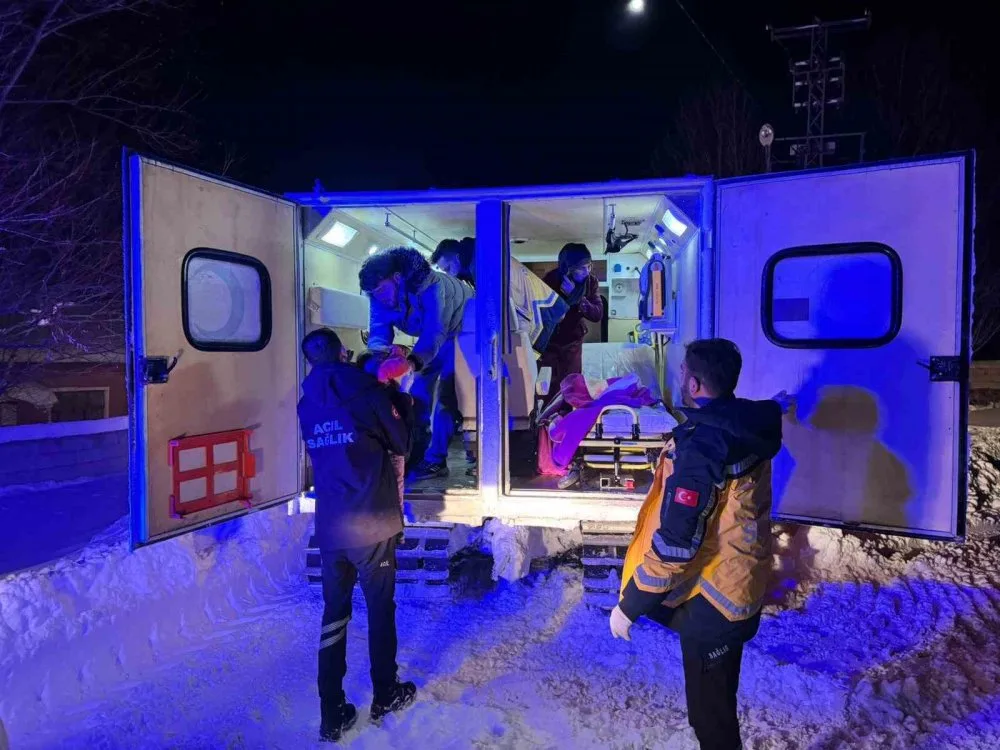 Patnos’ta kar engelini aşan ekipler 40 günlük bebeği kurtardı