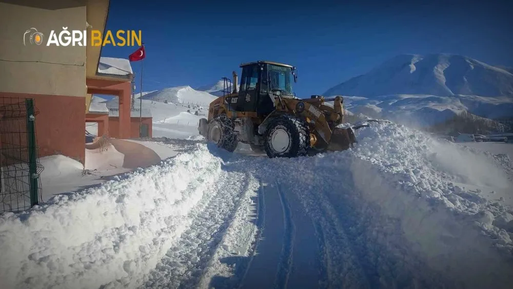 Eleşkirt’te çığ temizlendi, 55 köy yolu ulaşıma açıldı