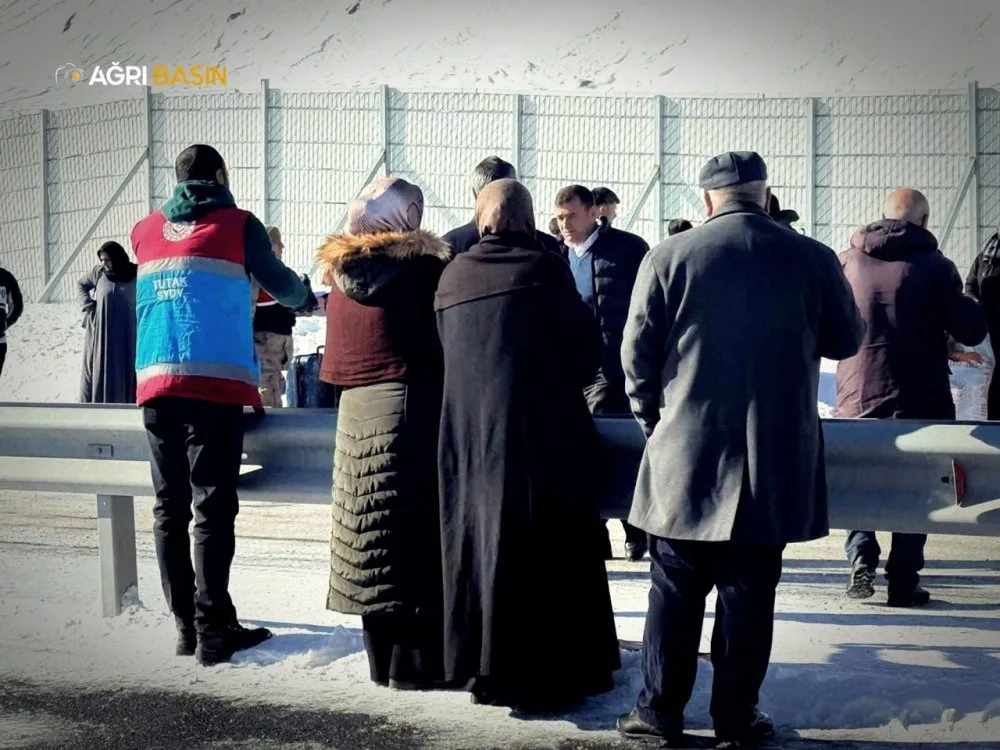 Ağrı Tutak'ta Yolcu Otobüsü ile Kamyonet Çarpıştı! 5 Yaralı
