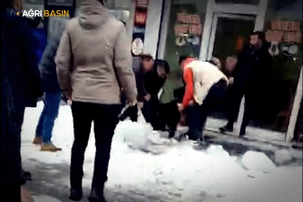 Ağrı’da Çatıdan Düşen Kar ve Buz Dehşeti Devam Ediyor