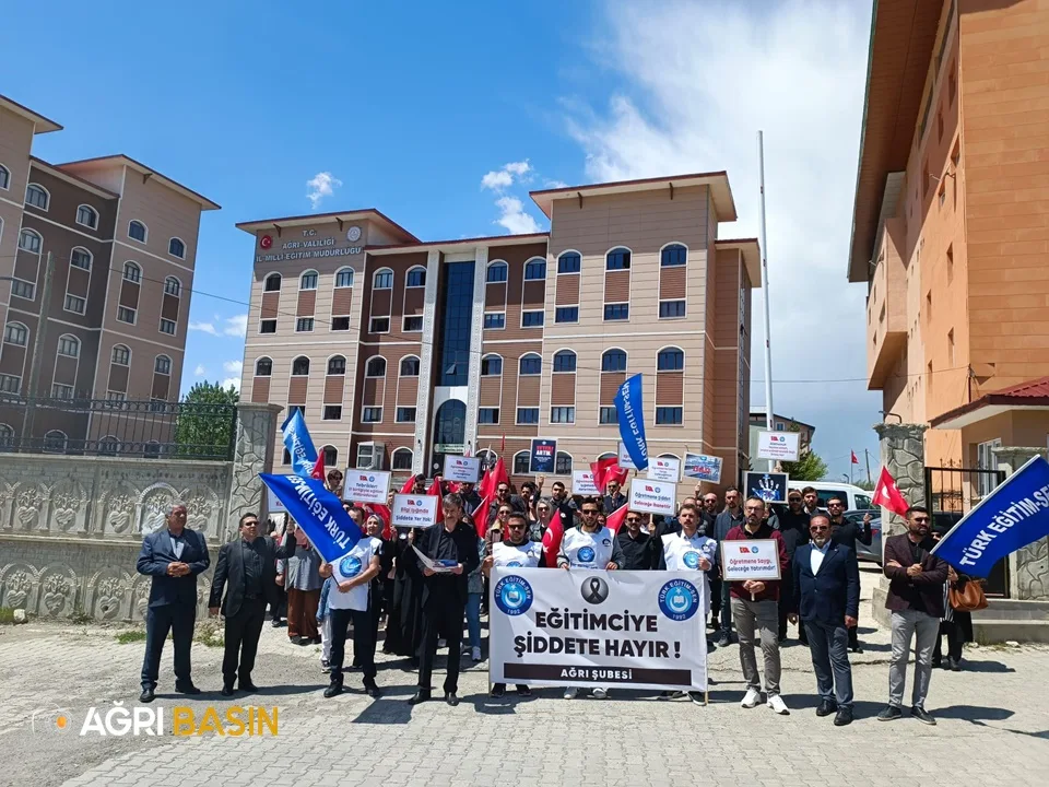 Ağrı'da Türk Eğitim-Sen Üyeleri Şiddeti Protesto Etti