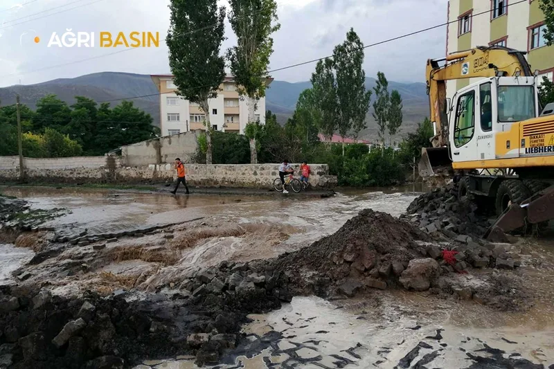 Doğubayazıt'ta Sel Felakati! Çok sayıda ev ve araçlar zarar gördü
