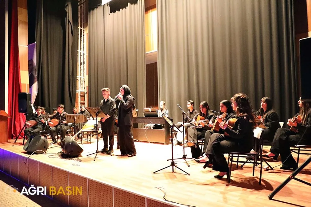 Ağrı Erol Parlak Güzel Sanatlar Lisesi’nde Çalgı Dinletisi ve Resim Sergisi