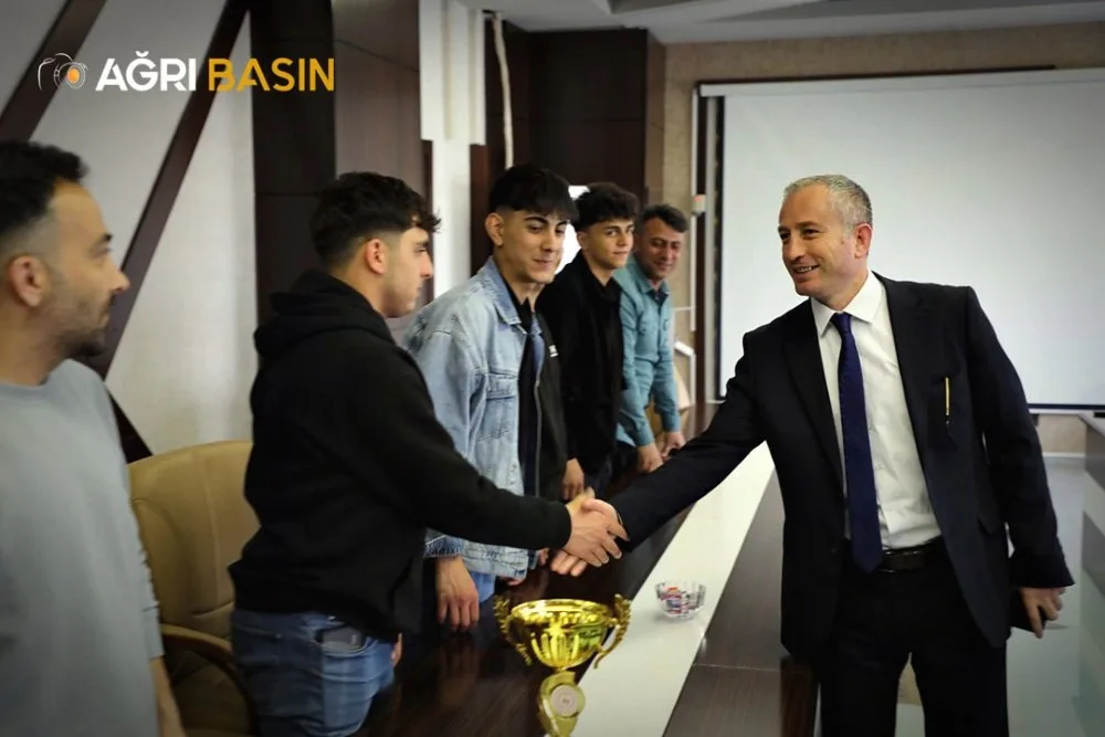 Kökrek, Türkiye Şampiyonu Öğrencileri Tebrik Etti