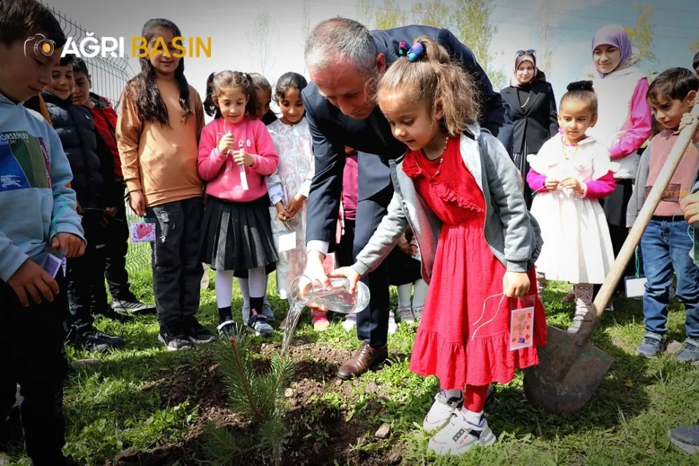 Minik Eller Fidan Dikti, Ağrı’da Gelecek Yeşeriyor