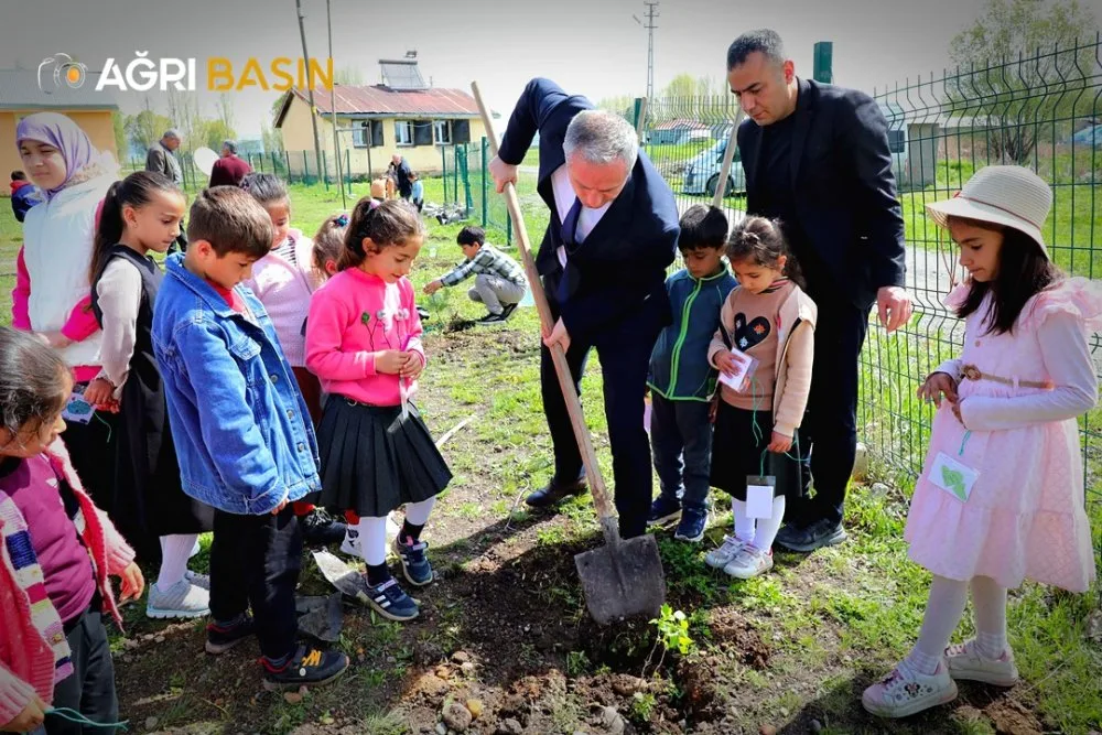 Minik Eller Fidan Dikti, Ağrı’da Gelecek Yeşeriyor