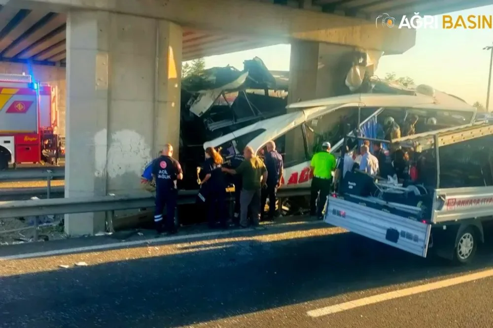 Ağrı Yolcu Otobüsü Ankara'da Kaza Yaptı! 11 Ölü 26 Yaralı