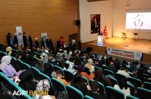AİÇÜ Eczacılık Fakültesi’nde Mezuniyet Sevinci