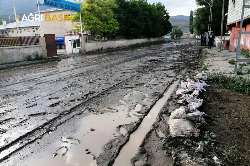 Doğubayazıt'ta Sel Felakati! Çok sayıda ev ve araçlar zarar gördü