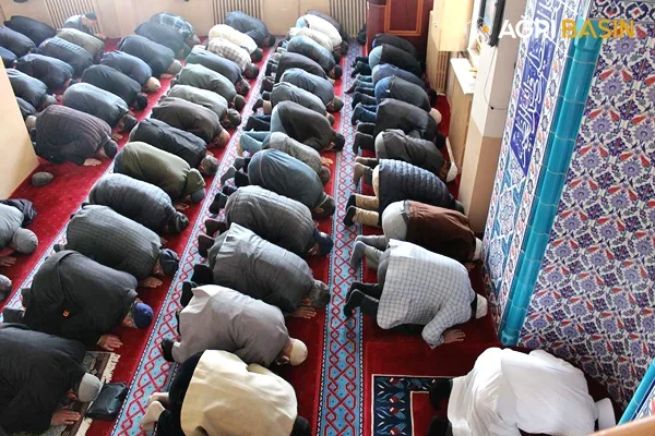 Ağrı'da Ramazan ayı maneviyatıyla camileri doldurup taşırıyor