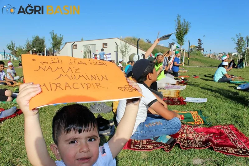 Ağrı'da Çocuklar Namazı Severek Öğreniyorlar