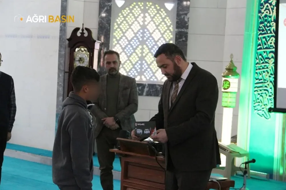 Ağrı Müftülüğü'nden Yetimlere Kart ve Giyim Desteği