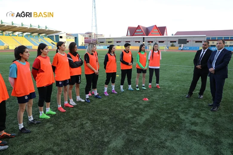 İl Müdürü Ahmet Çelebi, Ağrı Kadın Futbol Takımını Ziyaret Etti