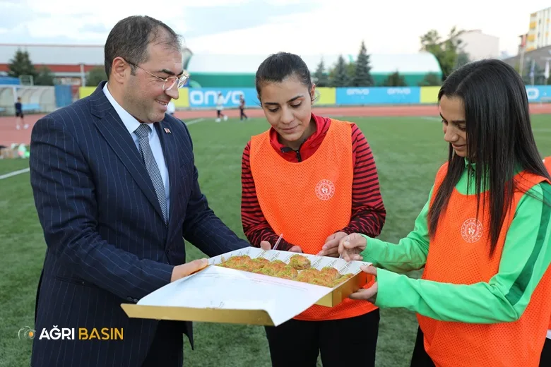İl Müdürü Ahmet Çelebi, Ağrı Kadın Futbol Takımını Ziyaret Etti