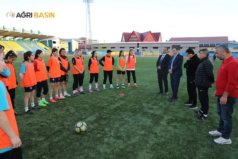 İl Müdürü Ahmet Çelebi, Ağrı Kadın Futbol Takımını Ziyaret Etti