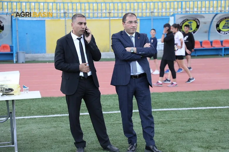 İl Müdürü Ahmet Çelebi, Ağrı Kadın Futbol Takımını Ziyaret Etti