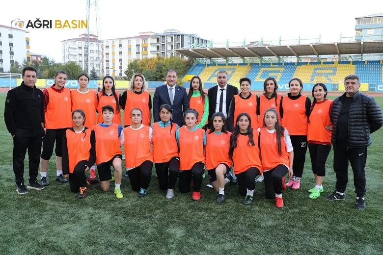 İl Müdürü Ahmet Çelebi, Ağrı Kadın Futbol Takımını Ziyaret Etti
