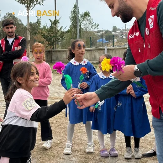 Dünya Kız Çocukları Gününde Ağrı Kızılay'dan Tatlı Sürpriz
