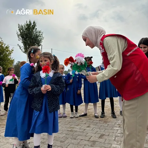 Dünya Kız Çocukları Gününde Ağrı Kızılay'dan Tatlı Sürpriz