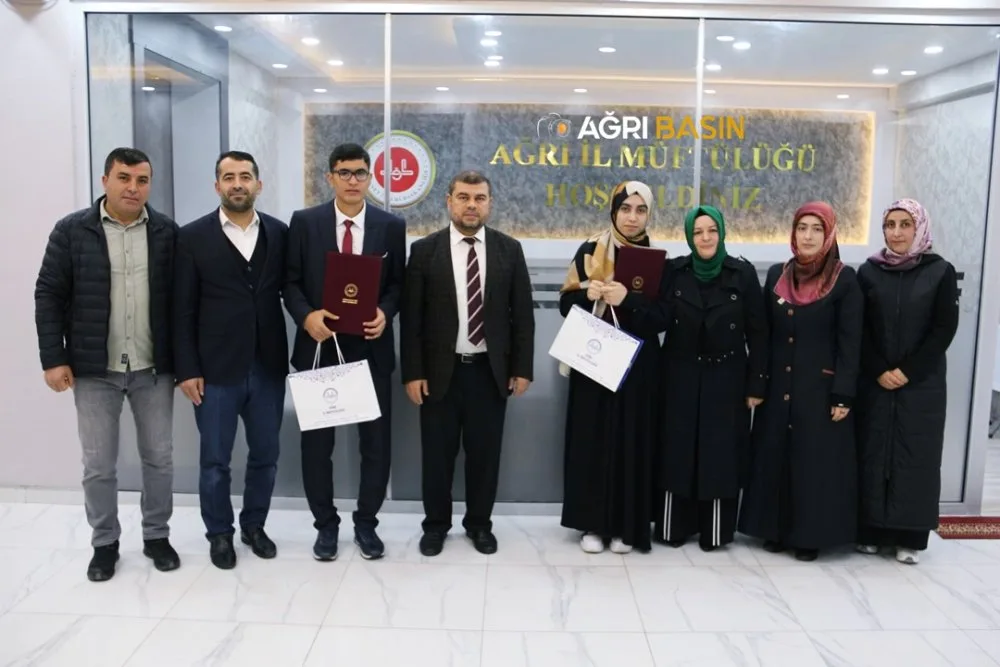 Ağrı'da Öğrenciler Hafızlık Belgelerini Aldı
