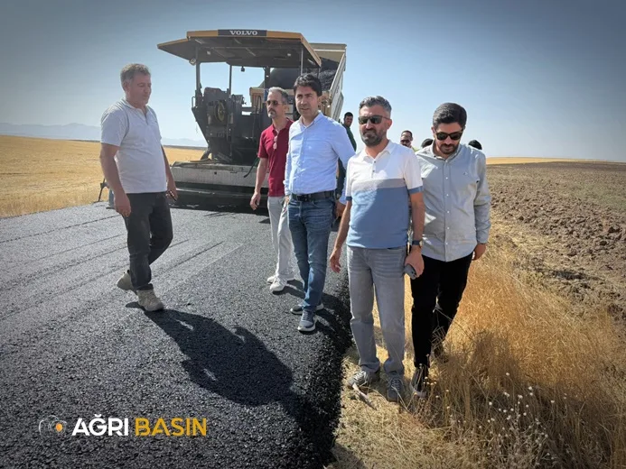 Ağrı’da Eskiharman Köyü’nde asfalt çalışmaları sürüyor