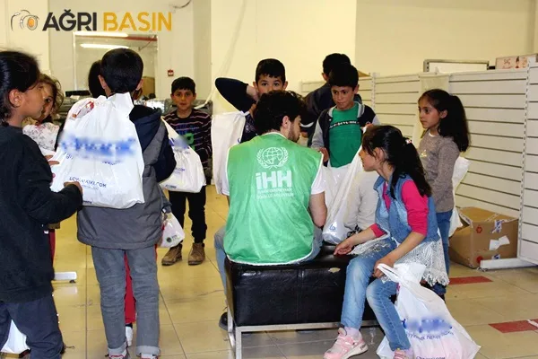 İHH Ağrı'da yetimlere giyim ve nakdi para yardımında bulundu