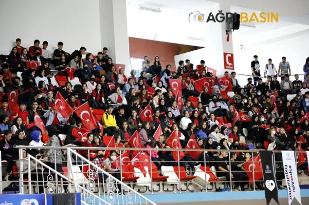 Spor Aşkı Engel Tanımaz Projesi Kapsamında Spor Malzemesi Dağıtım Töreni Düzenlendi