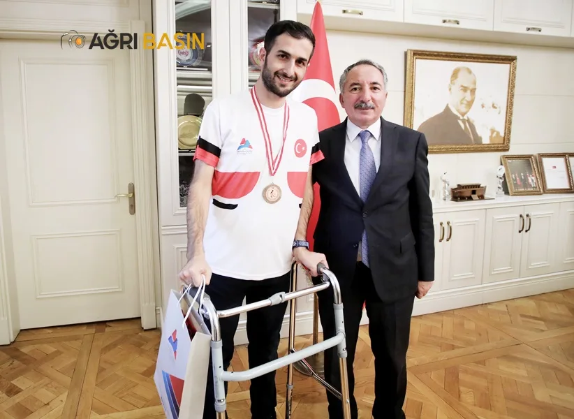 AİÇÜ Rektörü Prof. Dr. KARABULUT Madalya Kazanan Sporcuları Kutladı