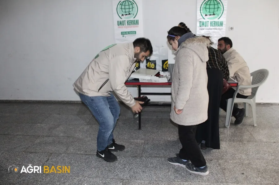 Ağrı Umut Kervanı Derneğinden kışlık yakacak ve giysi yardımı
