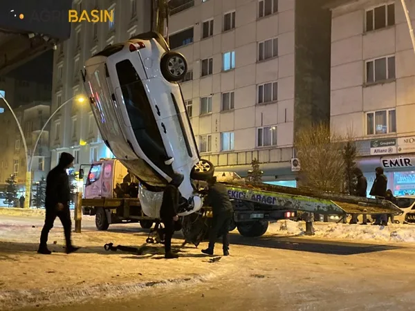 Ağrı'da Buzlanan Yolda Araç Takla Attı 2 kişi Yaralandı