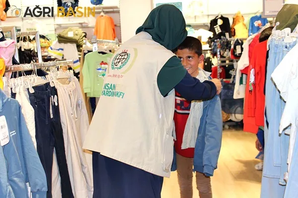 İHH Ağrı'da yetimlere giyim ve nakdi para yardımında bulundu