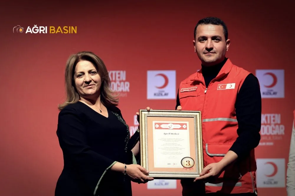 Türk Kızılay Ağrı Şubesi Türkiye’ye iyilikte örnek oldu