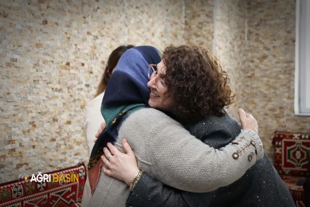 Vali Bozkurt’tan çocuklar ve yaşlılara bayram ziyareti