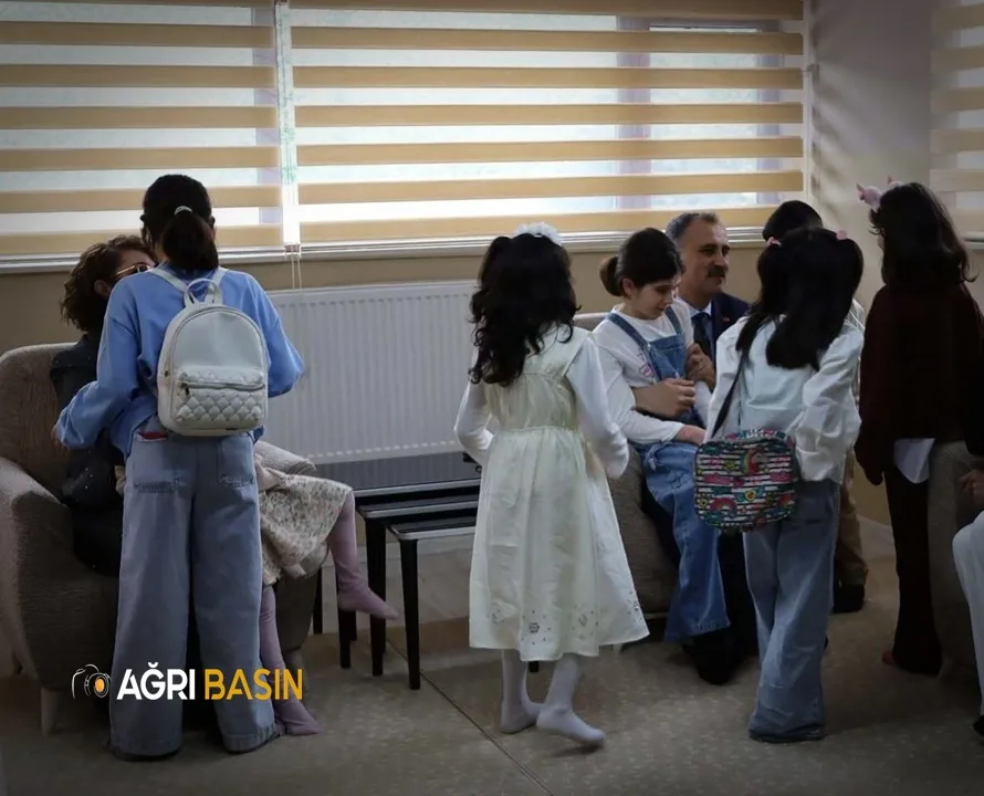 Vali Bozkurt’tan çocuklar ve yaşlılara bayram ziyareti