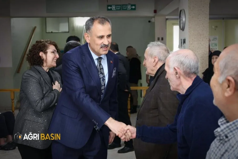Vali Bozkurt’tan çocuklar ve yaşlılara bayram ziyareti