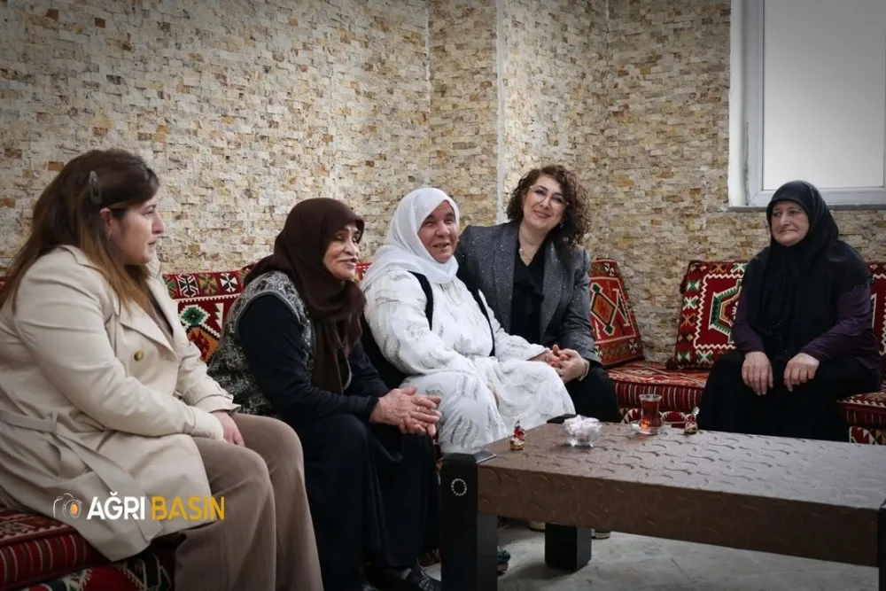 Vali Bozkurt’tan çocuklar ve yaşlılara bayram ziyareti