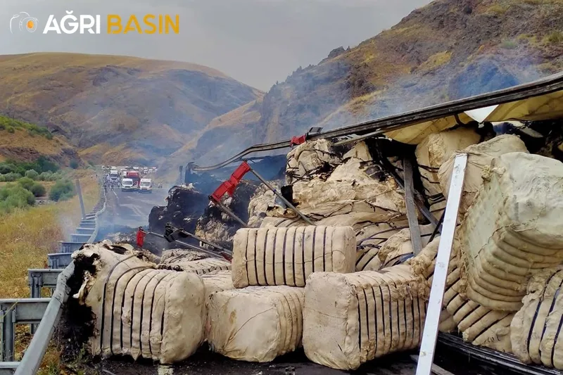 Ağrı'da Kafa Kafaya Çarpışan İki Araç Alev Aldı!