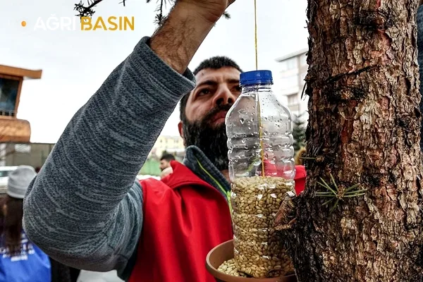 Ağrı Gençlik Merkezi Gönüllüleri Kuşları Unutmadı