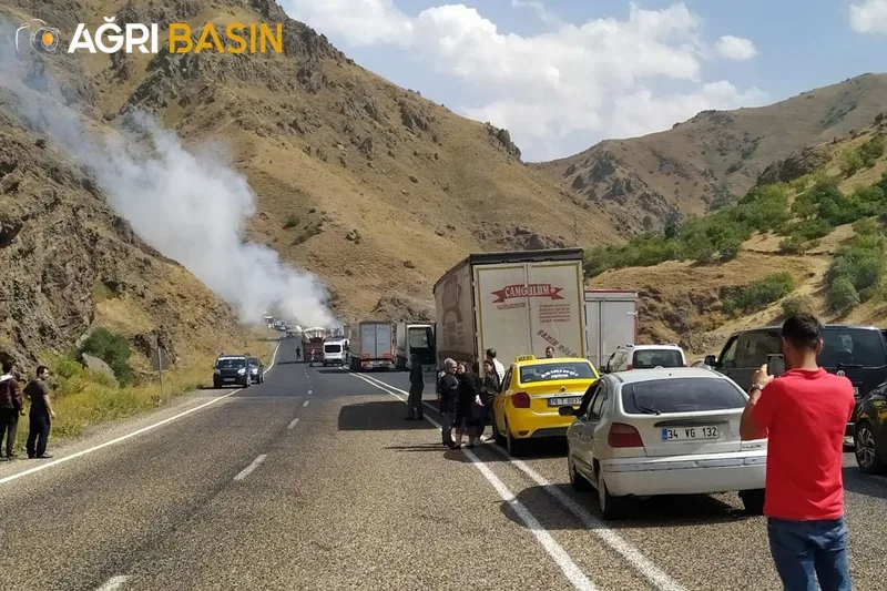 Ağrı'da Kafa Kafaya Çarpışan İki Araç Alev Aldı!