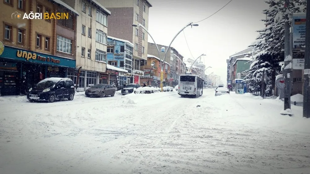 Ağrı’da Yoğun Kar Yağışı Günlük Hayatı Felç Etti