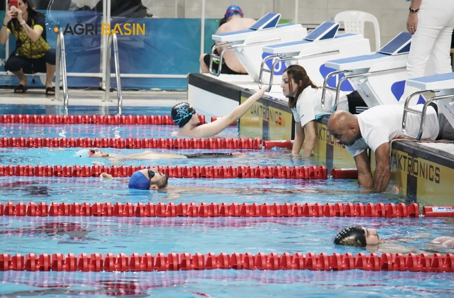 AİÇÜ Rektörü Prof. Dr. KARABULUT Madalya Kazanan Sporcuları Kutladı