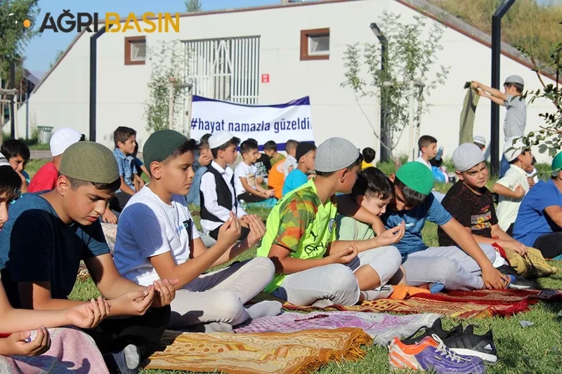 Ağrı'da Çocuklar Namazı Severek Öğreniyorlar