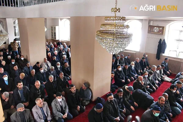 Ağrı'da Ramazan ayı maneviyatıyla camileri doldurup taşırıyor