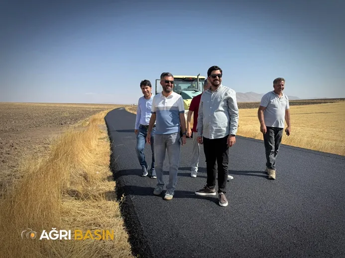 Ağrı’da Eskiharman Köyü’nde asfalt çalışmaları sürüyor