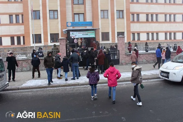 Ağrı'da Soğuk Havaya Rağmen Siyer Yarışması Yapıldı