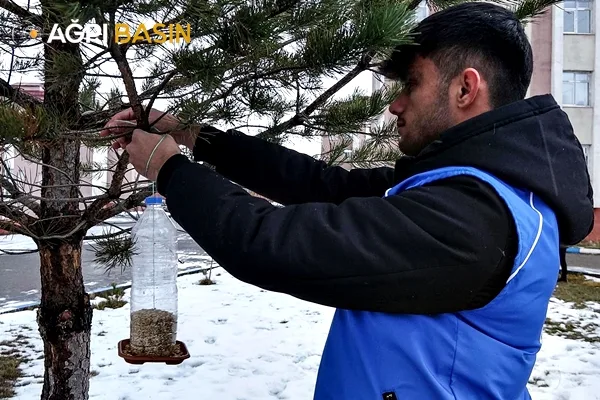 Ağrı Gençlik Merkezi Gönüllüleri Kuşları Unutmadı