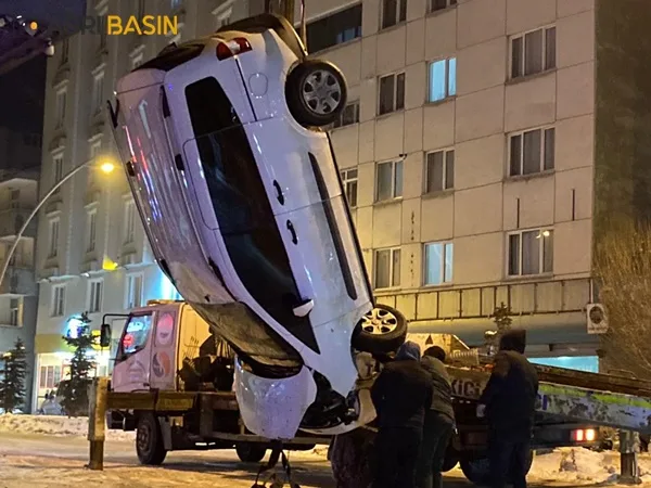 Ağrı'da Buzlanan Yolda Araç Takla Attı 2 kişi Yaralandı