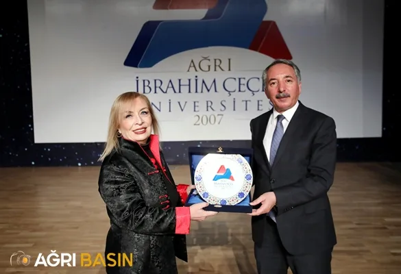 AİÇÜ’de Akademik Teşvik Ödülü ve Cübbe Giyme Töreni Yapıldı
